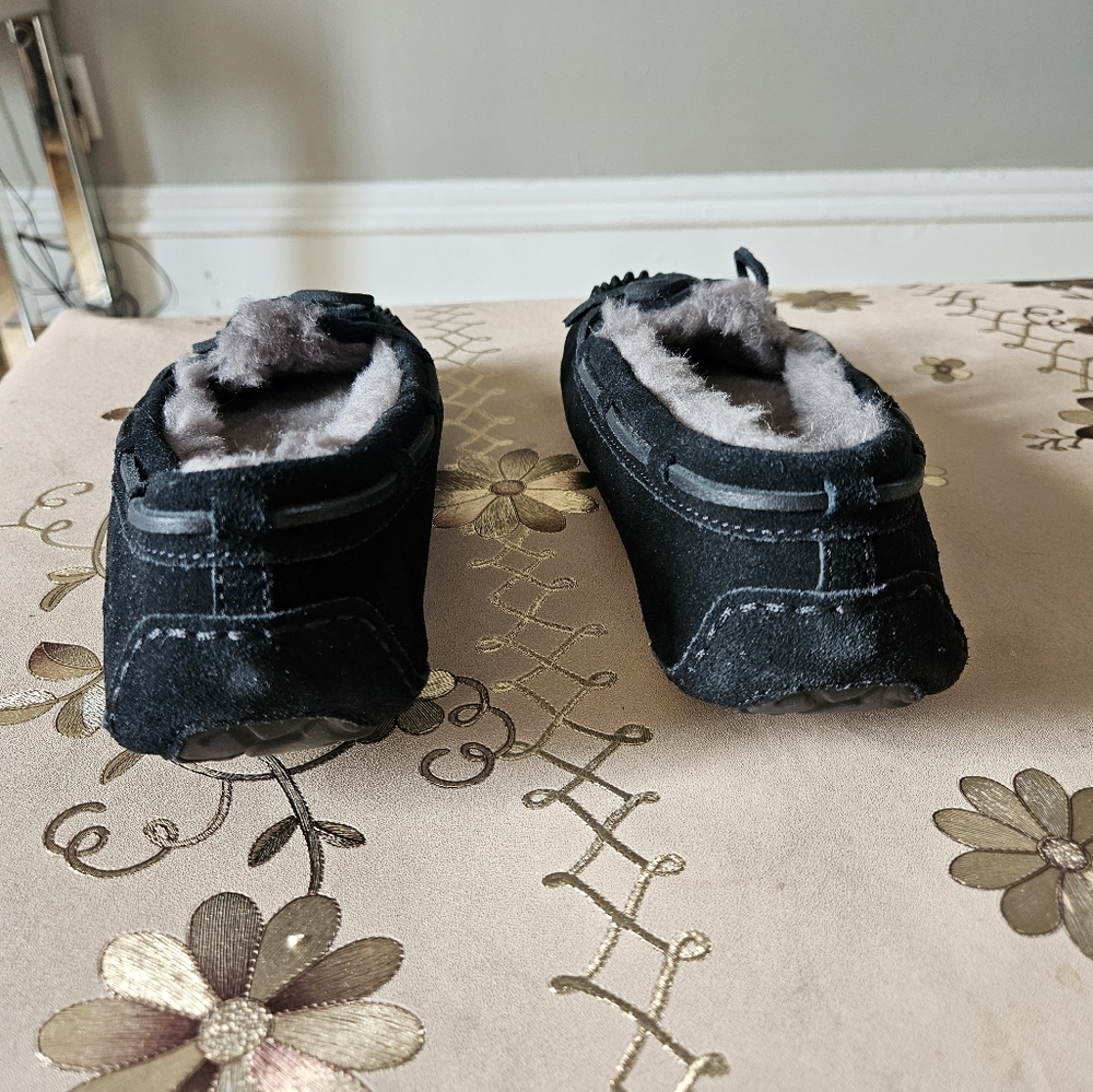 UGG  NWOB  Women's Dakota Fluff Black SIZE 7 - Picture 3 of 6